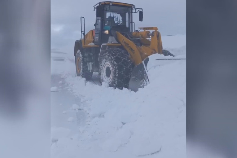 Zavejana kritična deonica preko Golije: Jak vetar pravi smetove visine nekoliko metara!