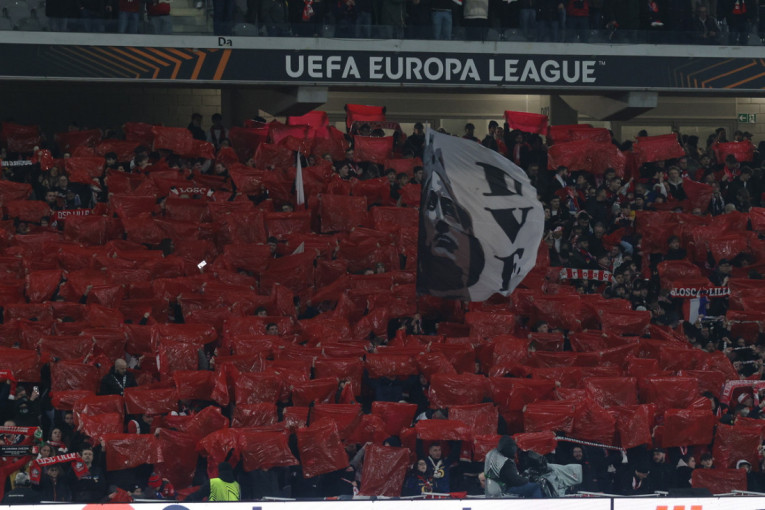 Navijačima Lila prekipelo: Posle novog poraza od Zvezde, bakljama gađali fudbalere (VIDEO)