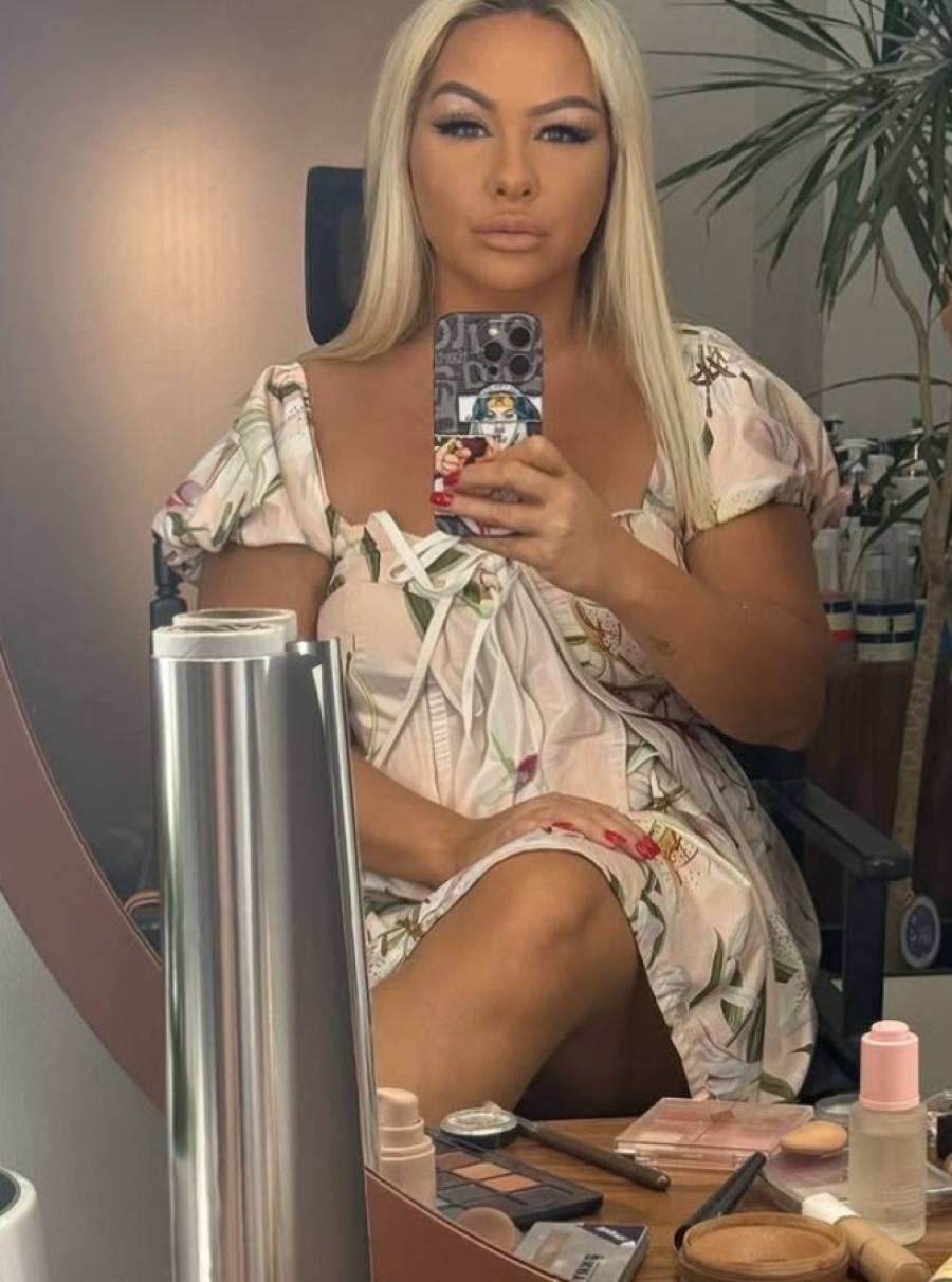 Ovo je pevačica čiji sin mrzi Srbiju: Tužno, ali i sramotno čemu uči dete!