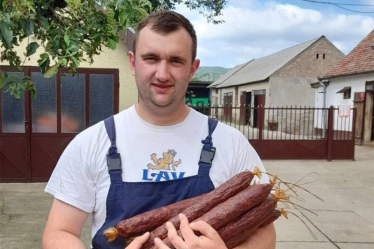 Sa kolena na koleno: Evo šta Slavko radi na obroncima Fruške gore