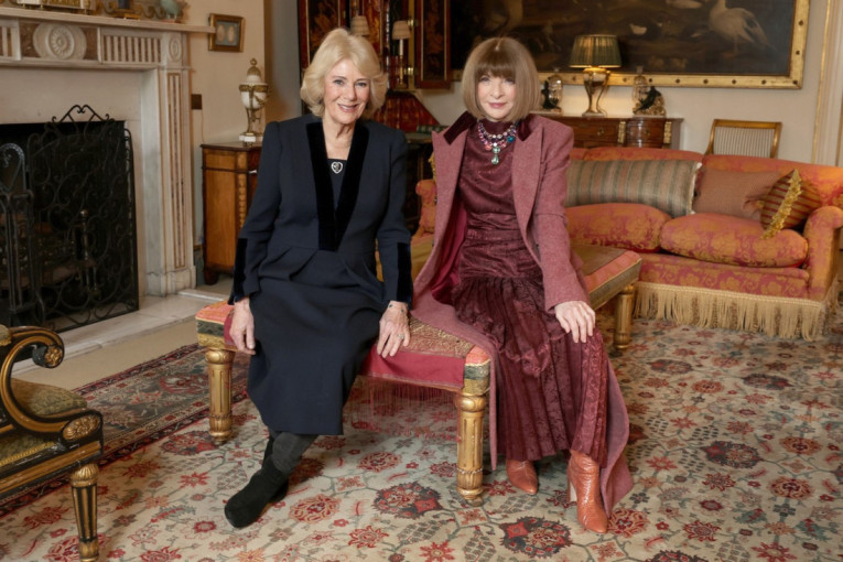 Kraljica Kamila  i Ana Vintur zajedno pozirale u Londonu: Pravi spoj čiste elegacije i bezvremenske mode ove dve dame (FOTO)