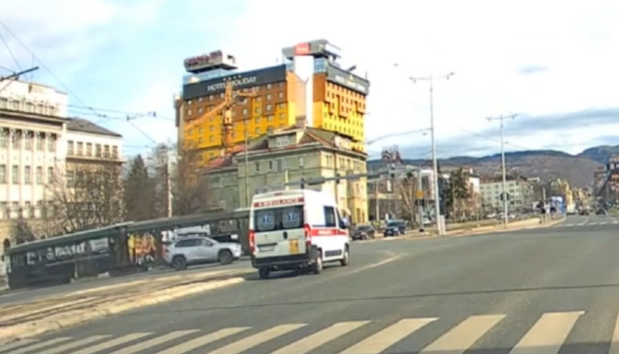 Još jedan incident u Sarajevu: Drogirani vozač tramvaja bez dozvole izazvao nesreću, dve osobe povređene (FOTO)