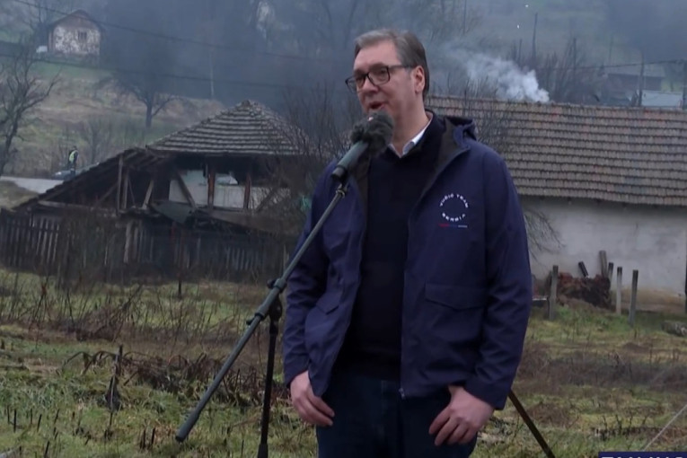 Predsednik Vučić obilazi Zaječarski i Borski okrug: Obilazi pogon fabrike "Jumko" (VIDEO)