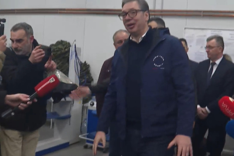 Vučić u Boru razgovarao sa građanima: Polovinu puta od 26 km ćemo odmah da radimo! Ljudi se vraćaju (VIDEO)