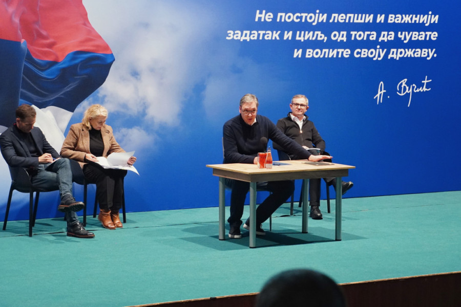 Vučić u Boru razgovarao sa građanima: Polovinu puta od 26 km ćemo odmah da radimo! Ljudi se vraćaju (VIDEO)