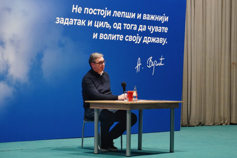 Predsednik Vučić razgovara sa građanima Bora: Bolnica u Boru završena do 2030. godine (VIDEO)
