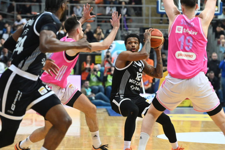 Partizan - Mega:  Konačno se nastavlja utakmica, ispražnjena tribina sa Grobarima (VIDEO)