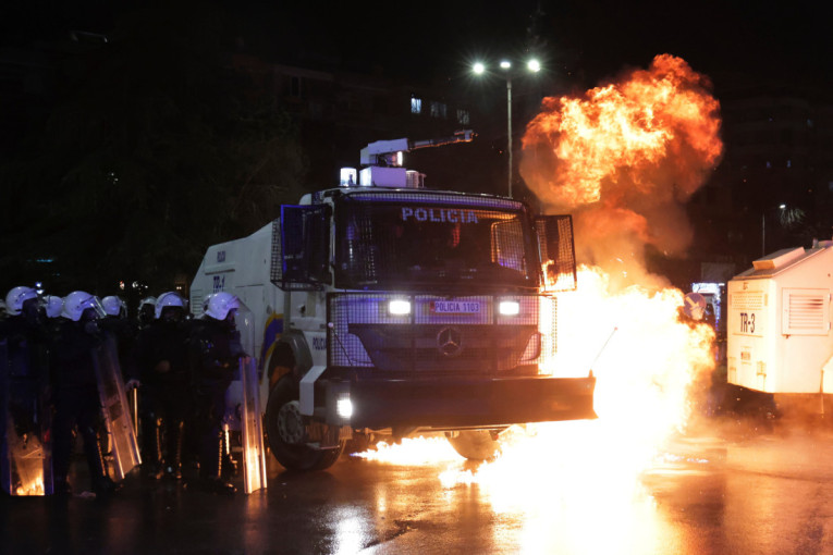 Korupcionaška afera zapalila ulice u Tirani! Demonstranti palili gde su stigli, radio suzavac, vodeni topovi (FOTO)
