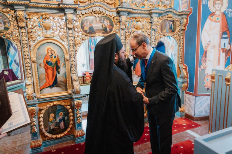 Snažna poruka vladike Heruvima iz Vukovara: Dodelio orden premijeru Macutu, evo šta je poručio (FOTO)