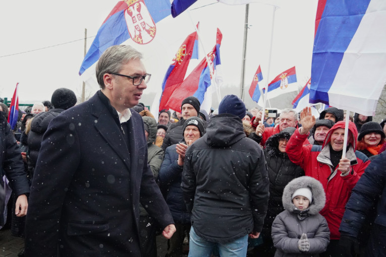 Vučić u selu Sasatavak: Izneo velike planove za Knjaževac - Putevi, vodovod i mobilne ambulante (FOTO/VIDEO)