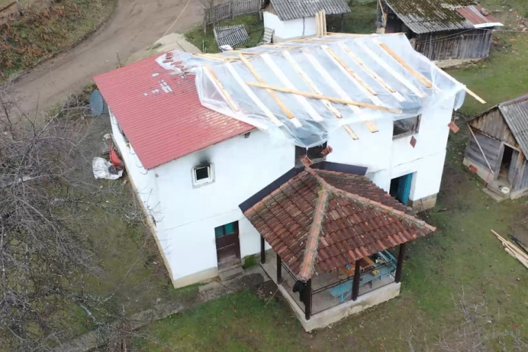 "Ostali su samo zidovi, ne spavamo više u kući": Braći Mitrović kod Bajine Bašte stižu bolji dani, nakon požar kreće obnova njihovog doma