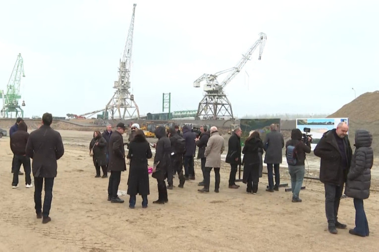 Vučić obišao radove: Prahovo će biti najbolja luka na Balkanu, simbol života na istoku Srbije (VIDEO/FOTO)
