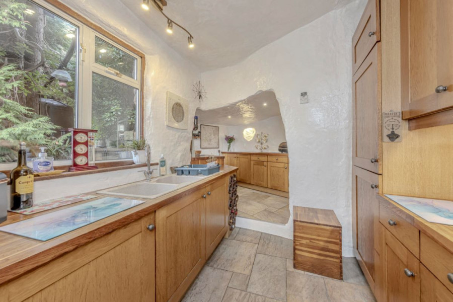 Kuća kakva se retko viđa: Deo kamene kolibe uklesan je u stenu još 1511. godine (FOTO)