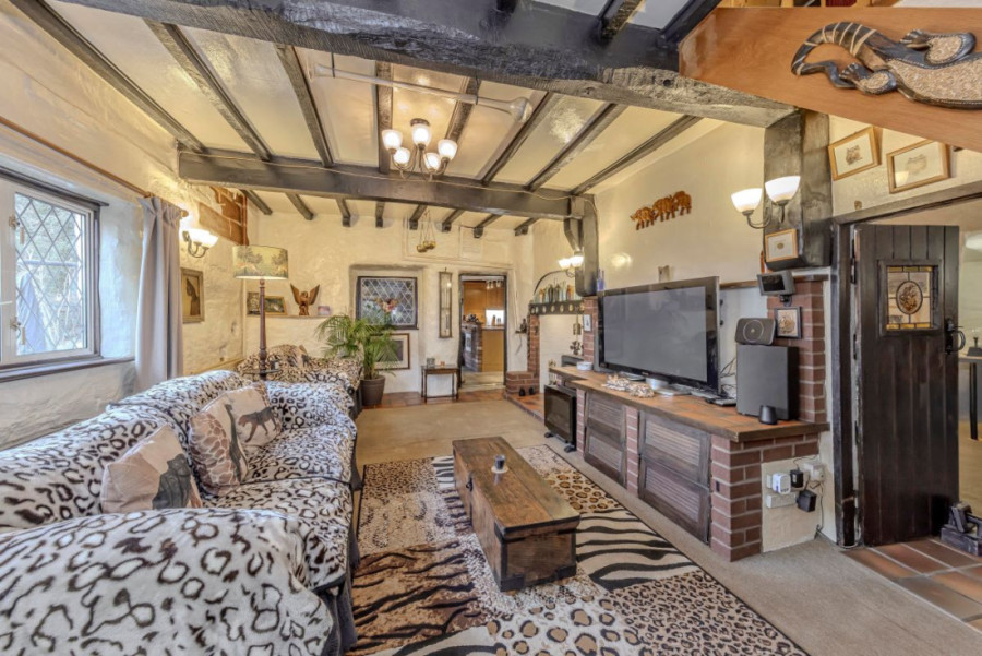 Kuća kakva se retko viđa: Deo kamene kolibe uklesan je u stenu još 1511. godine (FOTO)