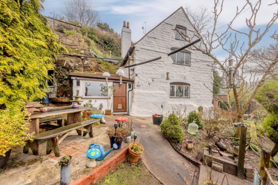 Kuća kakva se retko viđa: Deo kamene kolibe uklesan je u stenu još 1511. godine (FOTO)