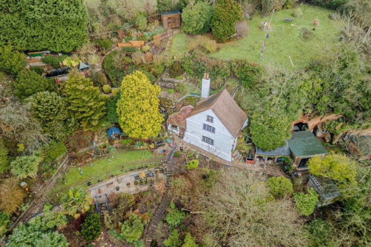 Kuća kakva se retko viđa: Deo kamene kolibe uklesan je u stenu još 1511. godine (FOTO)