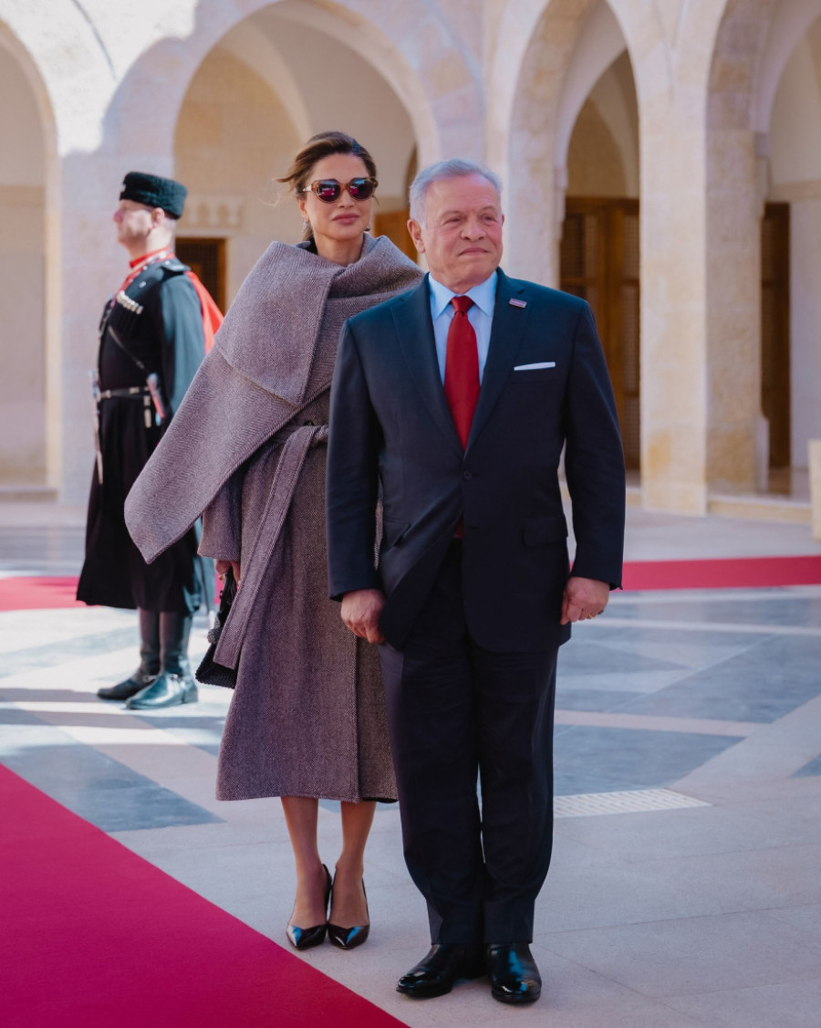 Uz diskretnu pomoć Viktorije Bekam: Kraljica Ranija ponela besprekornu diplomatsku kombinaciju (FOTO)