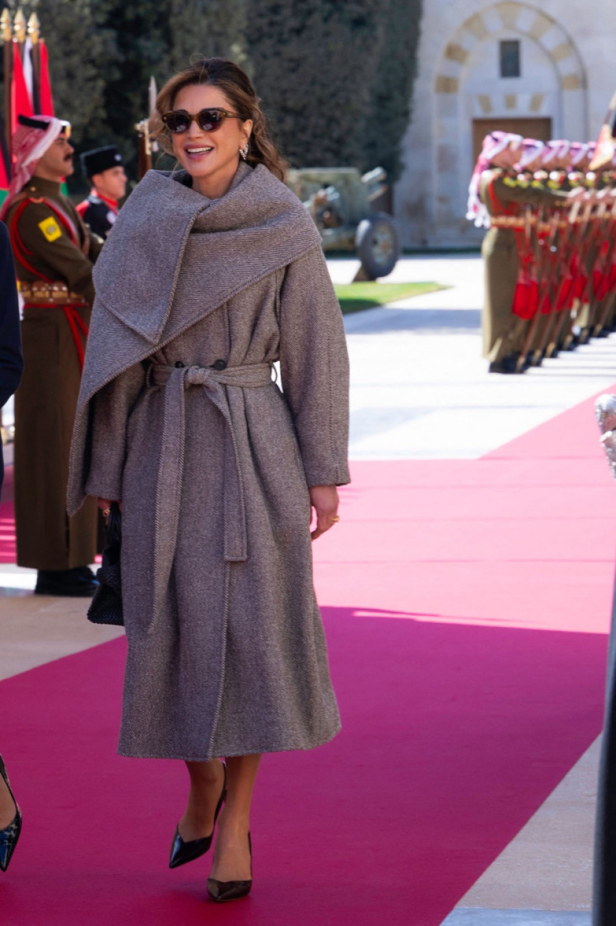 Uz diskretnu pomoć Viktorije Bekam: Kraljica Ranija ponela besprekornu diplomatsku kombinaciju (FOTO)