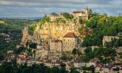 Na ivici stene čuva ga Crna Madona: Najvoljenije selo u Francuskoj krije 216 stepenika uz koje se ide klečeći (FOTO)