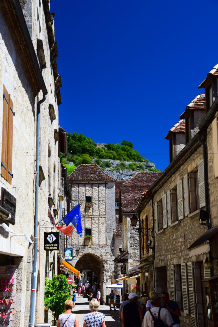 Na ivici stene čuva ga Crna Madona: Najvoljenije selo u Francuskoj krije 216 stepenika uz koje se ide klečeći (FOTO)