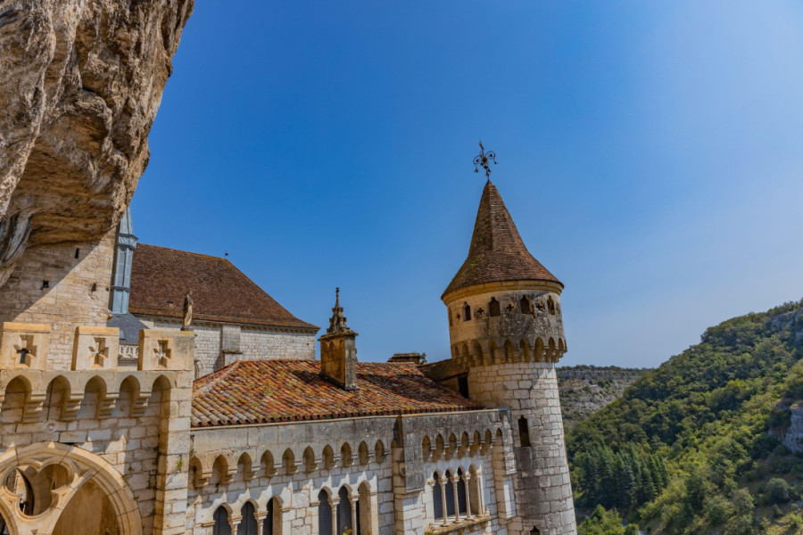 Na ivici stene čuva ga Crna Madona: Najvoljenije selo u Francuskoj krije 216 stepenika uz koje se ide klečeći (FOTO)