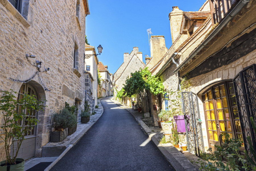 Na ivici stene čuva ga Crna Madona: Najvoljenije selo u Francuskoj krije 216 stepenika uz koje se ide klečeći (FOTO)