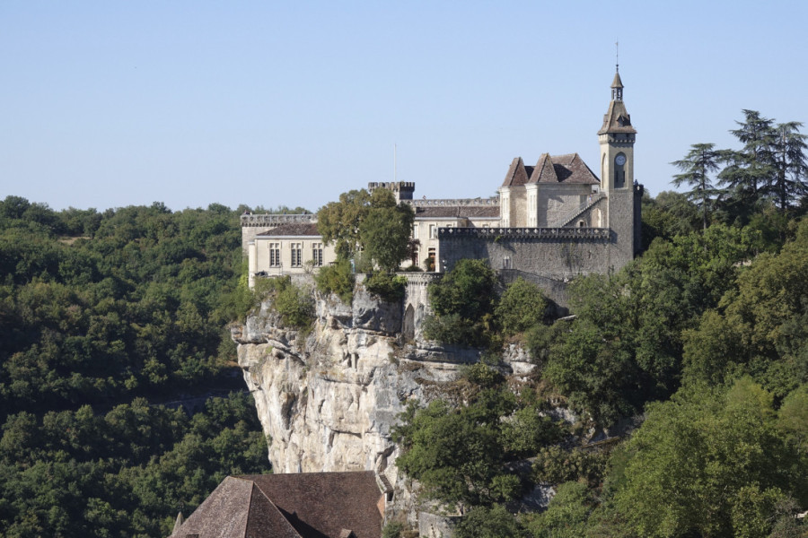 Na ivici stene čuva ga Crna Madona: Najvoljenije selo u Francuskoj krije 216 stepenika uz koje se ide klečeći (FOTO)