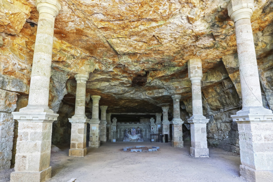 Na ivici stene čuva ga Crna Madona: Najvoljenije selo u Francuskoj krije 216 stepenika uz koje se ide klečeći (FOTO)