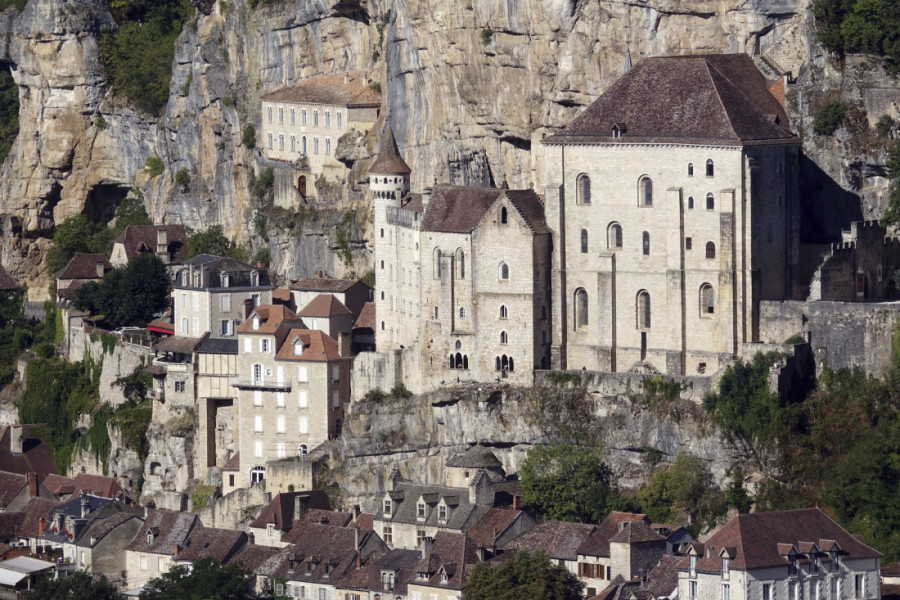 Na ivici stene čuva ga Crna Madona: Najvoljenije selo u Francuskoj krije 216 stepenika uz koje se ide klečeći (FOTO)