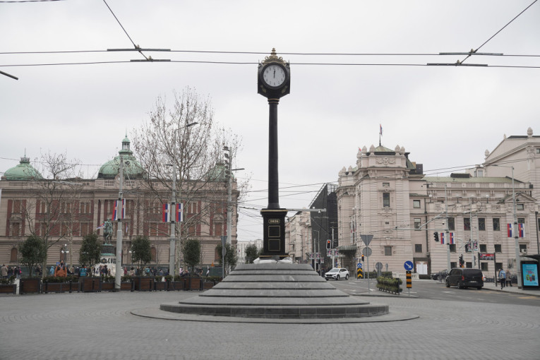 Novi simbol prestonice: Sat od sedam tona zasijao u centru Beograda