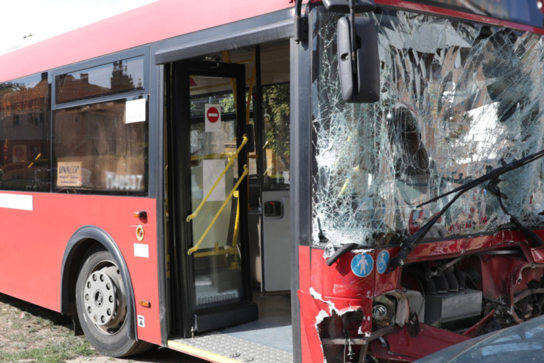 Sudar dva autobusa na okretnici: Zakucali se jedan u drugi, dve žene lakše povređene