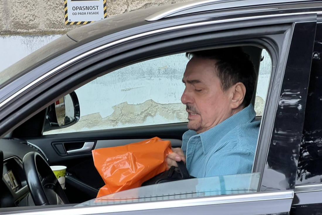 Ovaj automobil vozi Dragan Kojić Keba: Ima problem sa prozorima (FOTO)