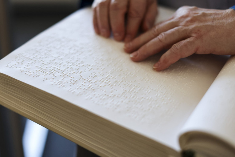 Savez slepih Srbije organizuje akciju "Pokucaj mi knjigom na vrata": Učestvuju brojne poznate ličnosti