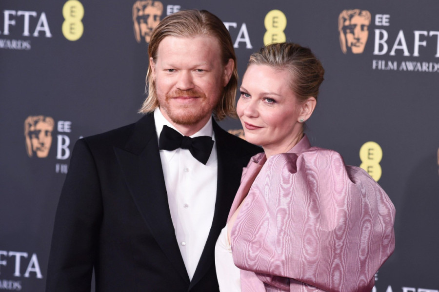 Ups! Modni blam Kirsten Danst: Iako joj se odeća pocepala i otkrila previše, ona je bila profesionalna i smirena (FOTO)