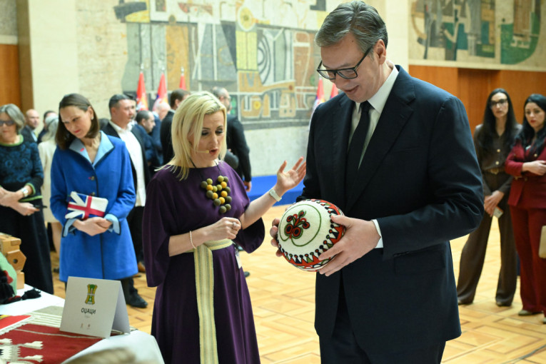Svaki od motiva ima svoju priču: Vučić se obraća na zložbe "Niti državnosti" (FOTO/VIDEO)