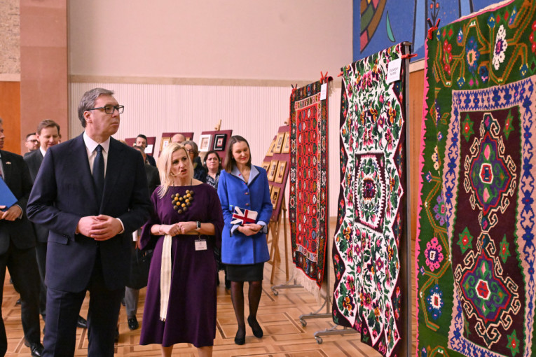 Predsednik na izložbi "Niti državnosti": Naša obaveza je da jačamo žensko preduzetništvo (FOTO/VIDEO)