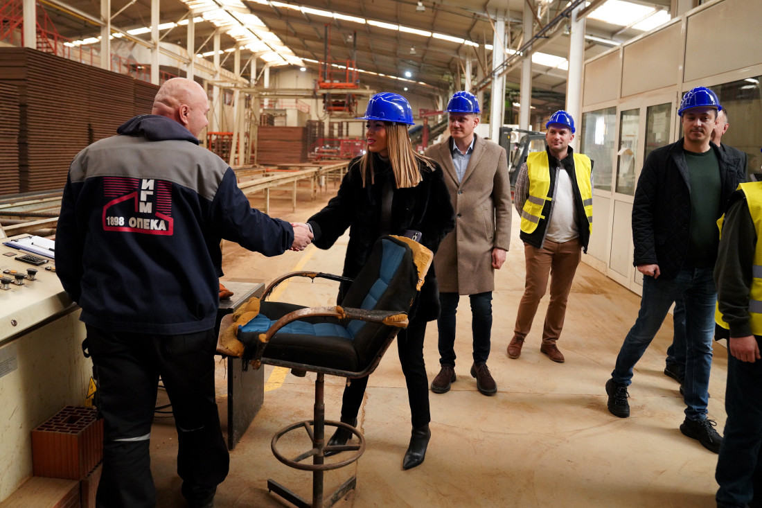 Mesarović sa privrednicima u Palanci: Država želi da podstakne zapošljavanje (FOTO/VIDEO))