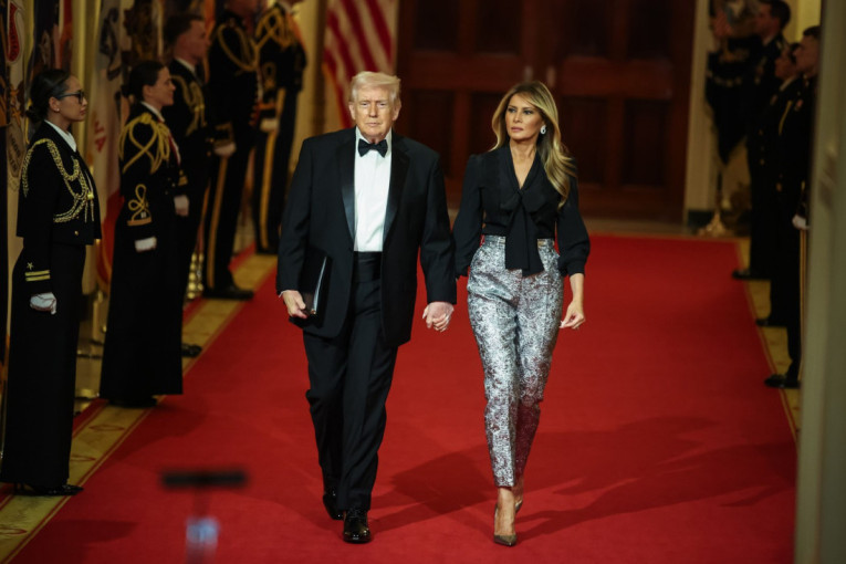 Neprimereno ili hrabro? Internet gori zbog papreno skupih srebrnih pantalona Melanije Tramp (FOTO)