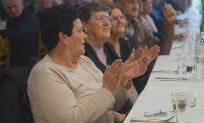 Besplatan prevoz za sve penzionere: Preko 300 najstarijih Dragačevaca danas bilo na tribini, ovo su važne poruke koje su poslate (FOTO)