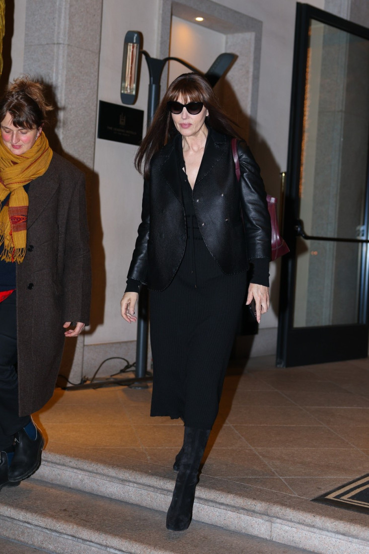 Monika Beluči ima dobitnu kombinaciju: Crni stajling začinila torbom u trendi nijansi i luksuznim cipelama (FOTO)