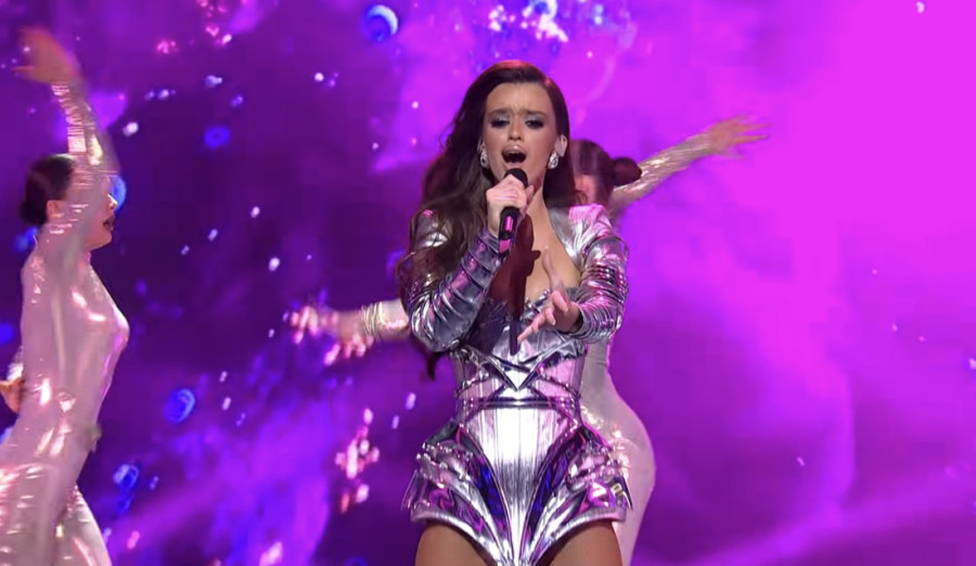 Modni masakr na Pesmi za Evroviziju: Voditeljke kao u reklami za dezodorans, a one ko na dečjem festivalu!