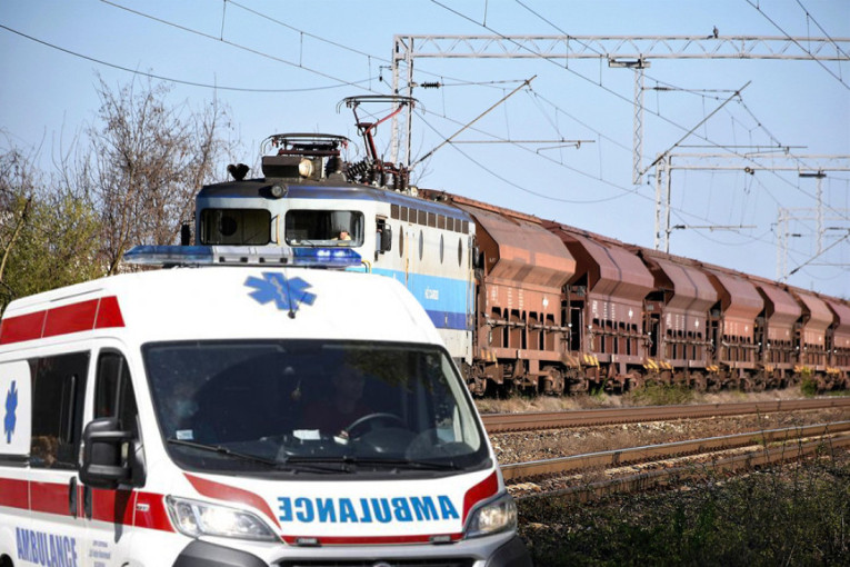 Nezgoda na prelazu u Požarevcu: Teretni voz pokupio "forda", rampa bila podignuta