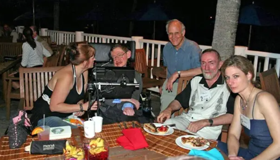 Isplivala fotografija Stivena Hokinga sa devojkama u kupaćem: Optuživali ga za odnose sa maloletnicama, bio je i u gej sauni