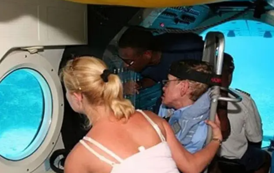 Isplivala fotografija Stivena Hokinga sa devojkama u kupaćem: Optuživali ga za odnose sa maloletnicama, bio je i u gej sauni