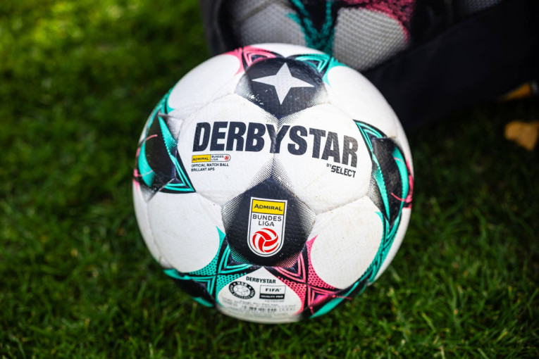 Smešna kazna za monstruma: Funkcioner bundesligaša godinama snimao fudbalerke pod tušem!