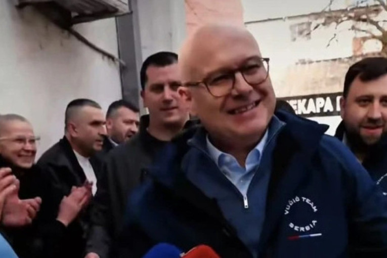 Nije komplet lepinja, evo malo indeks sednviča! Hit video lidera SNS Vučevića (VIDEO)