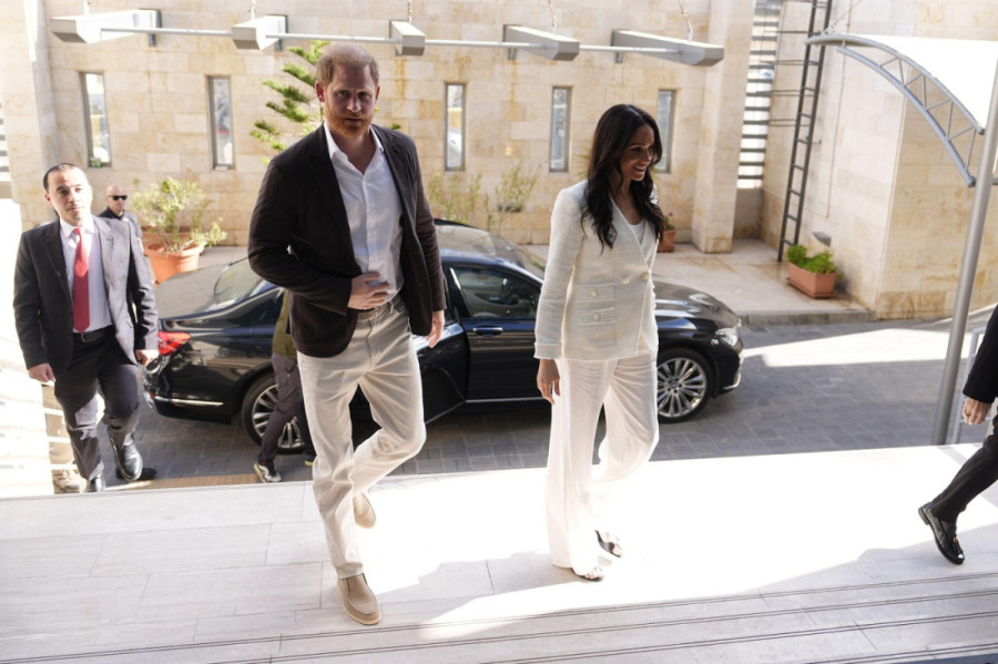 Da li je ovo suptilna poruka za Kejt i kraljevsku porodicu? Megan Markl u belom odelu u poseti Jordanu (FOTO)