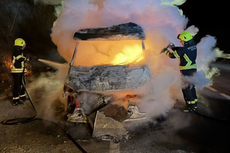 Buktinja kod Bijelog Polja: Ogroman požar potpuno progutao kombi