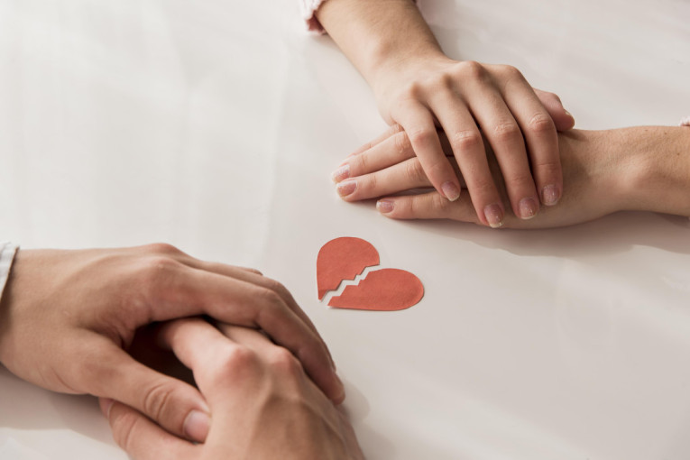 Srce vam se kida, ali znate da je vašoj vezi došao kraj? Evo kako da raskinete bez drame i griže savesti