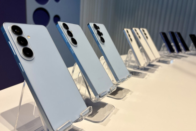 Zvanično predstavljeni Samsung Galaxy S26 i S26+: Novi modeli imaju veštačku inteligenciju, ali i paprenu cenu (VIDEO)